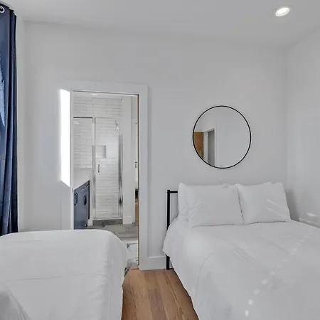 Boozy Boots - Minutes To Broadway Holiday home