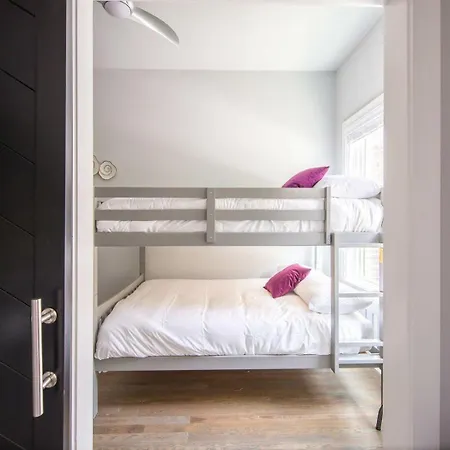 2 Luxe Midtown Homes - Sleeps 24 - Mins To Broadway Holiday home *