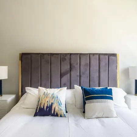 2 Luxe Midtown Homes - Sleeps 24 - Mins To Broadway Holiday home