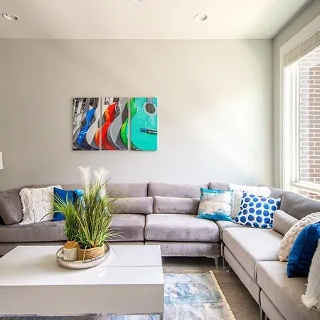 Holiday home 2 Luxe Midtown Homes - Sleeps 24 - Mins To Broadway *
