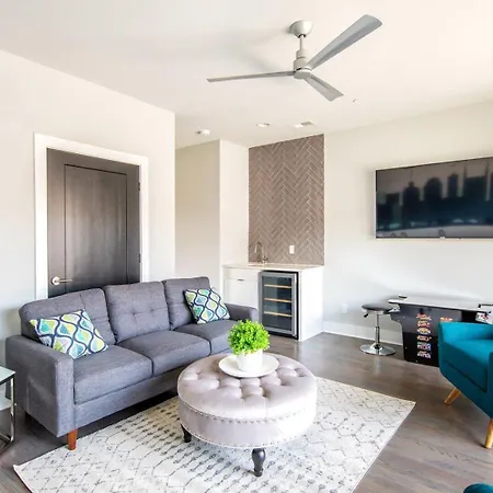 2 Luxe Midtown Homes - Sleeps 24 - Mins To Broadway Holiday home