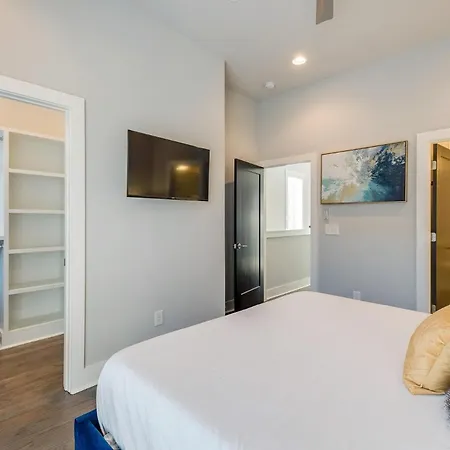 Holiday home - 2998 Belwood St *