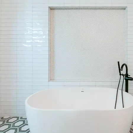 Luxury Retreat: Rooftop Hot Tub Double Deck & Game *