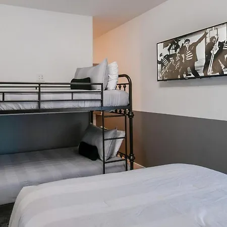 Luxury Retreat: Rooftop Hot Tub Double Deck & Game Holiday home