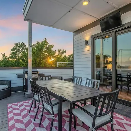 Luxury Retreat: Rooftop Hot Tub Double Deck & Game Holiday home