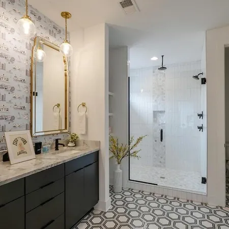 Luxury Retreat: Rooftop Hot Tub Double Deck & Game * Nashville