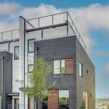 Luxury Retreat: Rooftop Hot Tub Double Deck & Game Nashville
