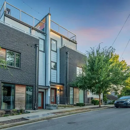 Luxury Retreat: Rooftop Hot Tub Double Deck & Game * Nashville