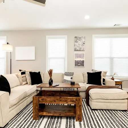 Luxurious Retreat * King Bed * Game Holiday home *