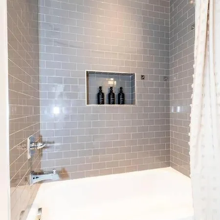 Luxurious Retreat * King Bed * Game Holiday home *