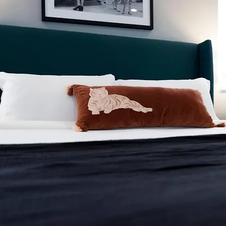 Holiday home Rooftop Skyline Views Dt Nash Sleeps 12 *