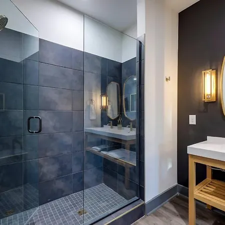 Dt Walk To Broadway 2 Bedrooms Sleeps 8 *