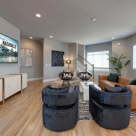 Rooftop Skyline Views Dt Nash Sleeps 12 Holiday home *
