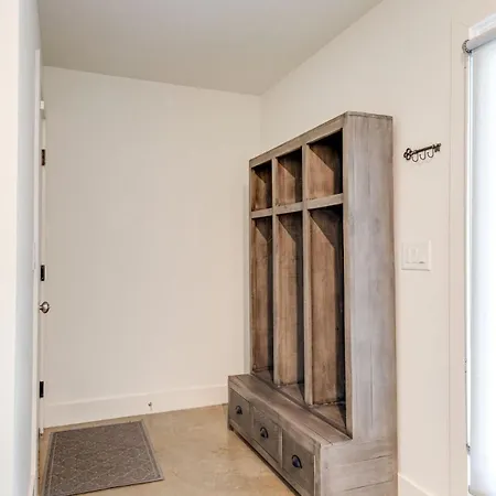 Holiday home 10 Percent Off New Downtown Sleeps 8