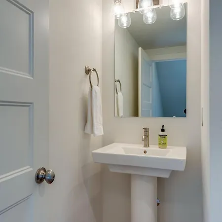 Holiday home 10 Percent Off New Downtown Sleeps 8