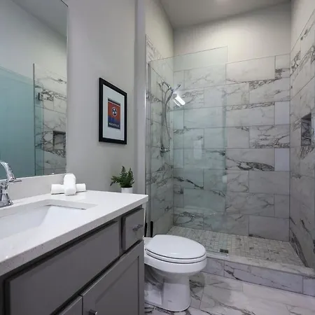Holiday home New Lux Townhome 6 Mins To Dt Rooftop Sleeps 12 *