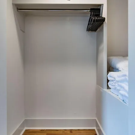 Modern East Gem, Walk To Local Favorites, Cozy Den, Workspace & Smart Tvs, Fully Equipped Kitchen, Garage & Fast Wifi, Near Mas Tacos, Rosepepper & Five Points, 10 Min To Broadway & Nissan Stadium, 24 Hr Hospitality