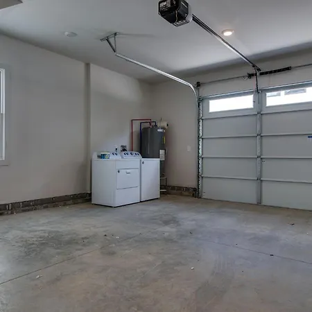 Modern East Gem, Walk To Local Favorites, Cozy Den, Workspace & Smart Tvs, Fully Equipped Kitchen, Garage & Fast Wifi, Near Mas Tacos, Rosepepper & Five Points, 10 Min To Broadway & Nissan Stadium, 24 Hr Hospitality * Nashville