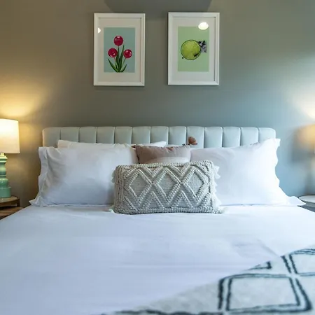 Holiday home Modern East Gem, Walk To Local Favorites, Cozy Den, Workspace & Smart Tvs, Fully Equipped Kitchen, Garage & Fast Wifi, Near Mas Tacos, Rosepepper & Five Points, 10 Min To Broadway & Nissan Stadium, 24 Hr Hospitality *