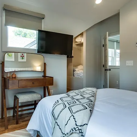 Modern East Gem, Walk To Local Favorites, Cozy Den, Workspace & Smart Tvs, Fully Equipped Kitchen, Garage & Fast Wifi, Near Mas Tacos, Rosepepper & Five Points, 10 Min To Broadway & Nissan Stadium, 24 Hr Hospitality Holiday home Nashville