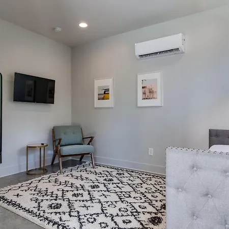 Modern East Gem, Walk To Local Favorites, Cozy Den, Workspace & Smart Tvs, Fully Equipped Kitchen, Garage & Fast Wifi, Near Mas Tacos, Rosepepper & Five Points, 10 Min To Broadway & Nissan Stadium, 24 Hr Hospitality *