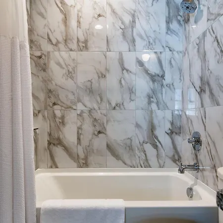 Modern East Gem, Walk To Local Favorites, Cozy Den, Workspace & Smart Tvs, Fully Equipped Kitchen, Garage & Fast Wifi, Near Mas Tacos, Rosepepper & Five Points, 10 Min To Broadway & Nissan Stadium, 24 Hr Hospitality
