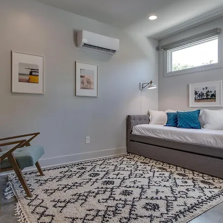 Modern East Gem, Walk To Local Favorites, Cozy Den, Workspace & Smart Tvs, Fully Equipped Kitchen, Garage & Fast Wifi, Near Mas Tacos, Rosepepper & Five Points, 10 Min To Broadway & Nissan Stadium, 24 Hr Hospitality Holiday home