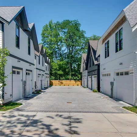 Modern East Gem, Walk To Local Favorites, Cozy Den, Workspace & Smart Tvs, Fully Equipped Kitchen, Garage & Fast Wifi, Near Mas Tacos, Rosepepper & Five Points, 10 Min To Broadway & Nissan Stadium, 24 Hr Hospitality