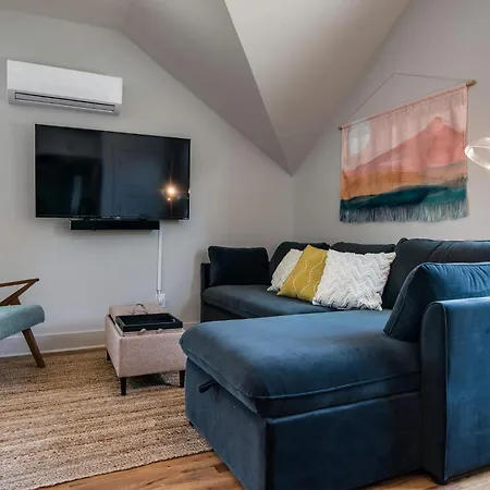 Modern East Gem, Walk To Local Favorites, Cozy Den, Workspace & Smart Tvs, Fully Equipped Kitchen, Garage & Fast Wifi, Near Mas Tacos, Rosepepper & Five Points, 10 Min To Broadway & Nissan Stadium, 24 Hr Hospitality Holiday home Nashville