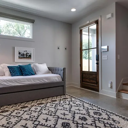 Modern East Gem, Walk To Local Favorites, Cozy Den, Workspace & Smart Tvs, Fully Equipped Kitchen, Garage & Fast Wifi, Near Mas Tacos, Rosepepper & Five Points, 10 Min To Broadway & Nissan Stadium, 24 Hr Hospitality Holiday home *