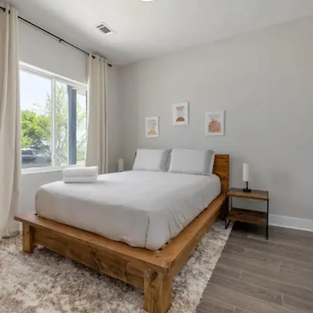 Holiday home Luxury Four-story With Rooftop Views, 10min To Downtown! Sleeps 12!