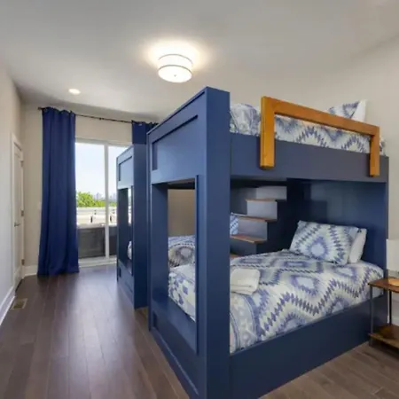 Luxury Four-story With Rooftop Views, 10min To Downtown! Sleeps 12! *