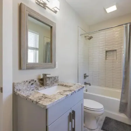 Luxury Four-story With Rooftop Views, 10min To Downtown! Sleeps 12! Holiday home