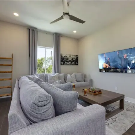 Holiday home Luxury Four-story With Rooftop Views, 10min To Downtown! Sleeps 12!