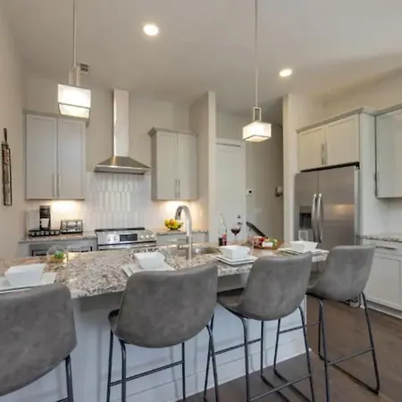 Holiday home Luxury Four-story With Rooftop Views, 10min To Downtown! Sleeps 12! *