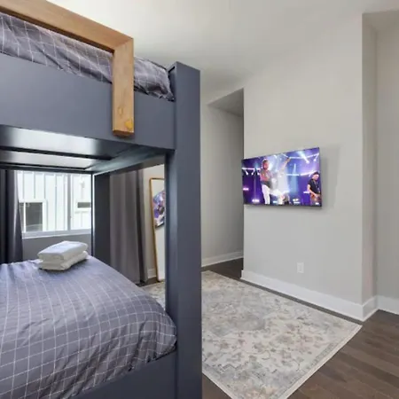 Luxury Four-story With Rooftop Views, 10min To Downtown! Sleeps 12!