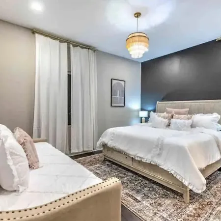 Luxury Four-story Home, Rooftop Deck With Views, Pingpong! Sleeps 12! Holiday home Nashville