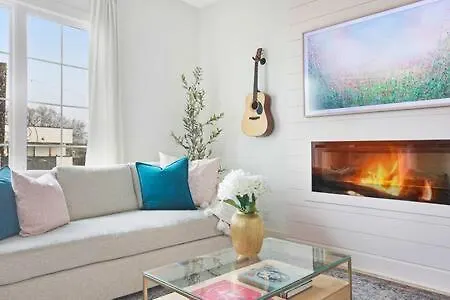 Holiday home The Jolene Rooftop With Firepit Close To 12 South Nashville