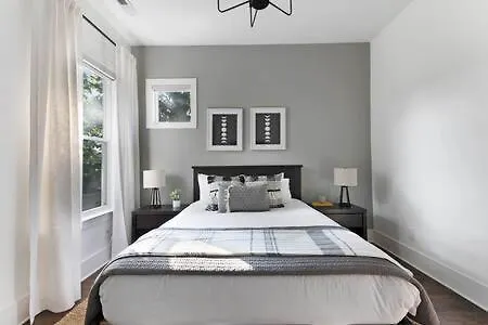 The Maple House - Huge Backyard & Mins To Broadway Holiday home Nashville
