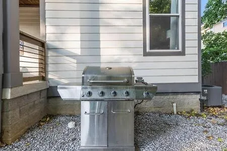 Holiday home The Maple House - Huge Backyard & Mins To Broadway *