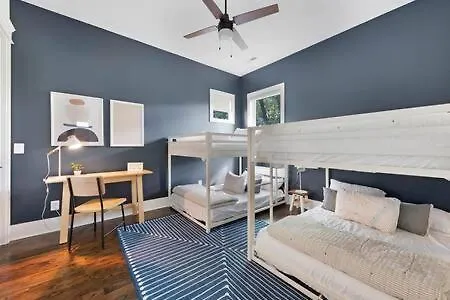 Holiday home The Maple House - Huge Backyard & Mins To Broadway *
