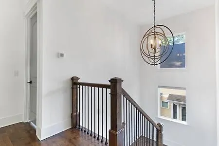 The Maple House - Huge Backyard & Mins To Broadway Holiday home *