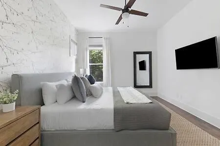 The Maple House - Huge Backyard & Mins To Broadway Holiday home *
