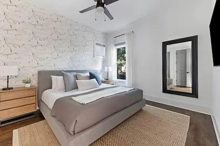 The Maple House - Huge Backyard & Mins To Broadway Holiday home