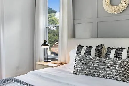 The Maple House - Huge Backyard & Mins To Broadway Holiday home *