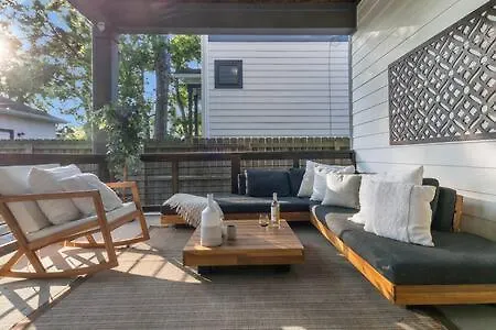 The Maple House - Huge Backyard & Mins To Broadway Holiday home