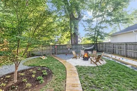 Holiday home The Maple House - Huge Backyard & Mins To Broadway