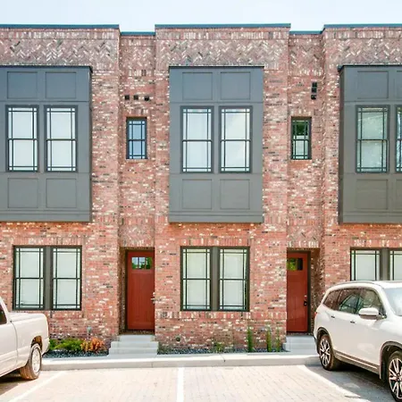 Heights Townhome With Free Parking & 3 Baths Apartment