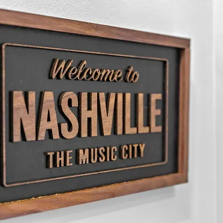 5 Mins To Dt ~gameroom ~ Balcony~sleeps 10~karaoke * Nashville