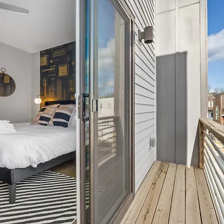 5 Mins To Dt ~gameroom ~ Balcony~sleeps 10~karaoke Holiday home *
